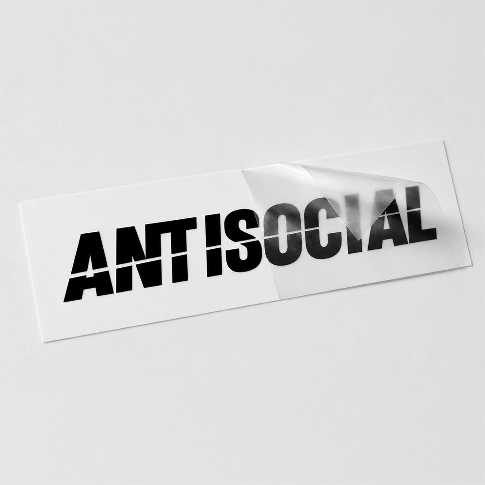Antisocial Autoaufkleber aus hochwertigem Vinyl auf Heckscheibe eines Tuning-Fahrzeugs, wetterfester Sticker für JDM-, Drift- und Auto-Enthusiasten.