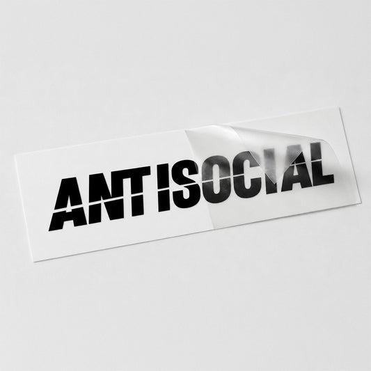 Antisocial Autoaufkleber aus hochwertigem Vinyl auf Heckscheibe eines Tuning-Fahrzeugs, wetterfester Sticker für JDM-, Drift- und Auto-Enthusiasten.